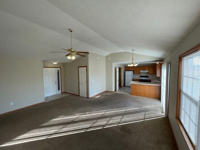 Foto del edificio - Willard 3 bed 2 bath at a great price -