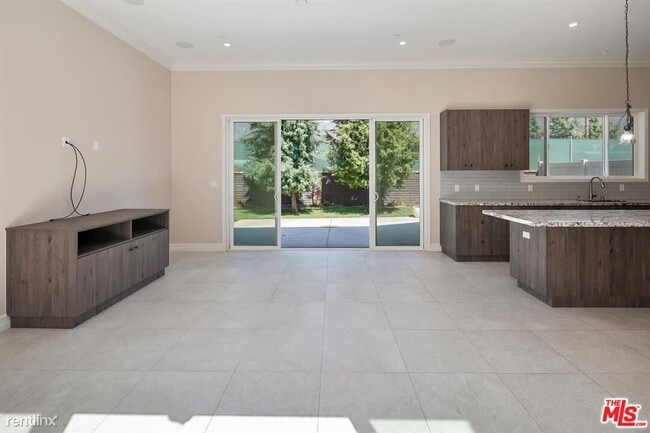 Building Photo - 3 br, 3 bath House - 3143 E Sierra Madre Blvd