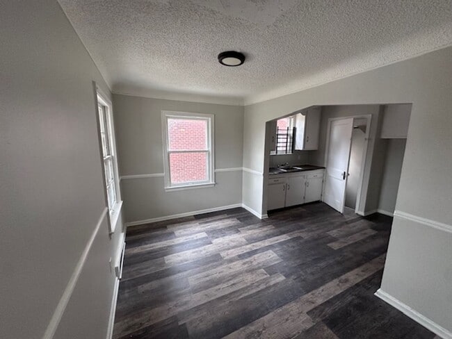 Building Photo - 4bed 1 bath eastside Detroit with Garage a...