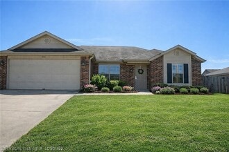 Building Photo - 400 Apple Valley Dr