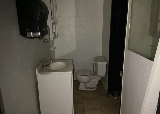 Foto del edificio - Commercial OR Residential! - $390 Month / $700 Down
