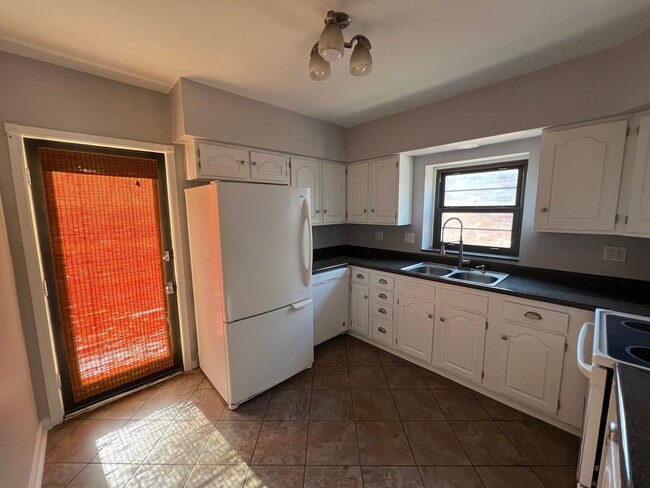 Building Photo - Cute Three Bedroom Home Available in South City!