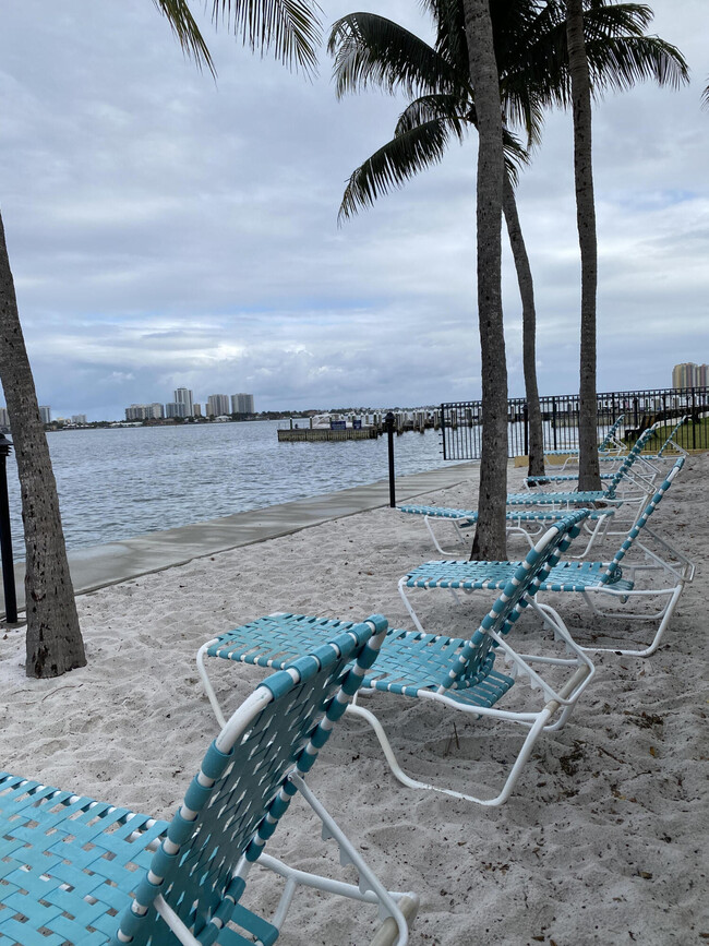 Foto del edificio - 1145 Lake Shore Dr