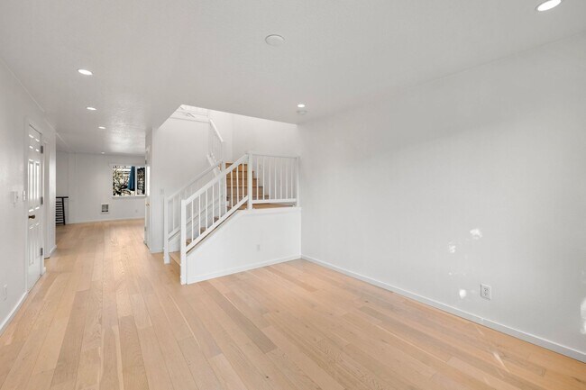Foto del edificio - 3 Bedroom 2.5 Bath 2 Level w/ attached Gar...