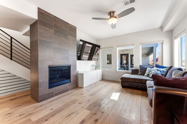 Building Photo - ROOFTOP DECK + spacious END UNIT townhome in Berkeley Neighborhood!