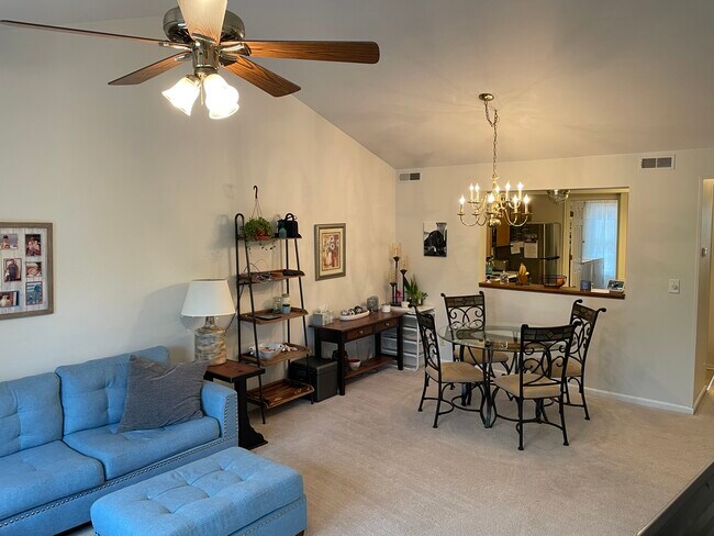 Room for an eating area - 2495 Fountain Pl
