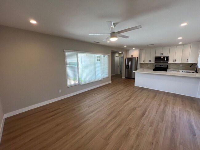 Foto del edificio - Recently Renovated! 4BD/2BA