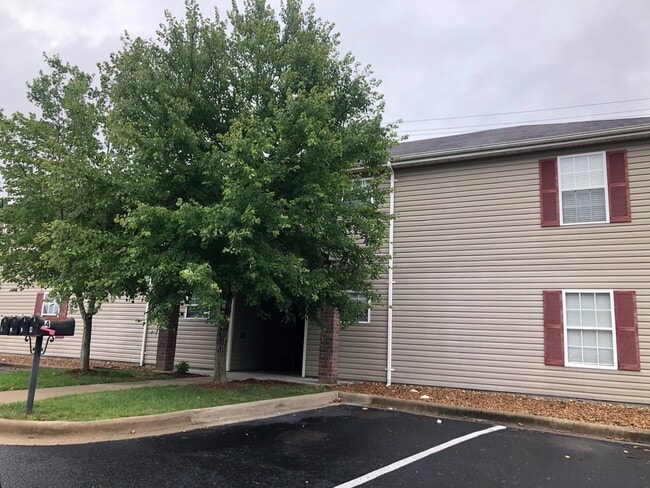 Building Photo - BR - 109 Garden Unit 4