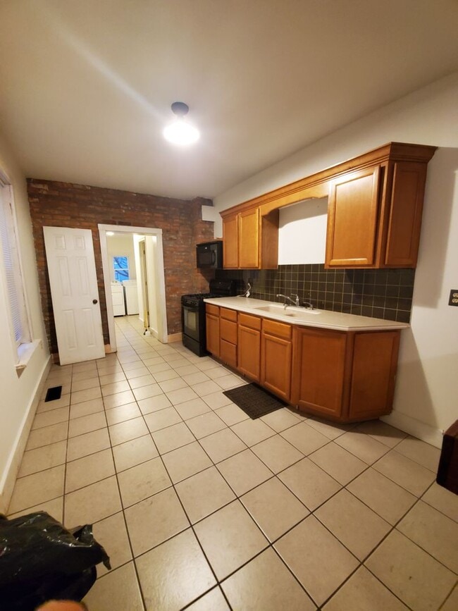 Building Photo - Spacious 3 Bedroom 1.5 Bath Brick Home