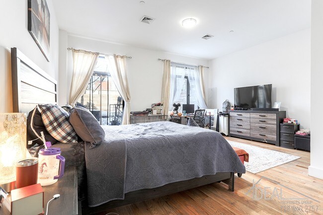 Foto del edificio - 90 Troy Avenue #1R