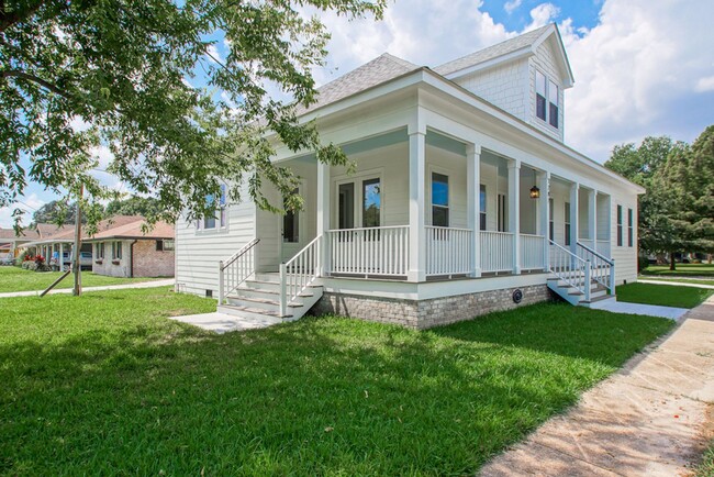 Building Photo - Gorgeous 4BD/3BA Home Near City Park