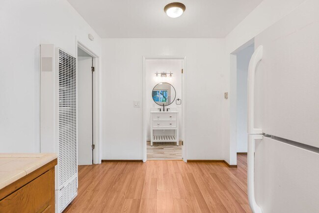 Foto del edificio - Spacious 1-Bedroom Apartment in South Shat...