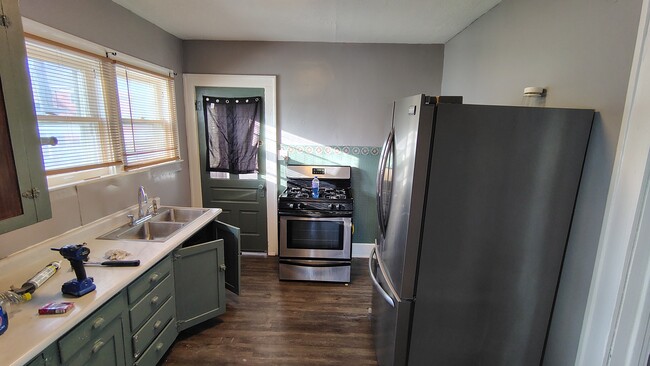 Building Photo - 320 W Elm St