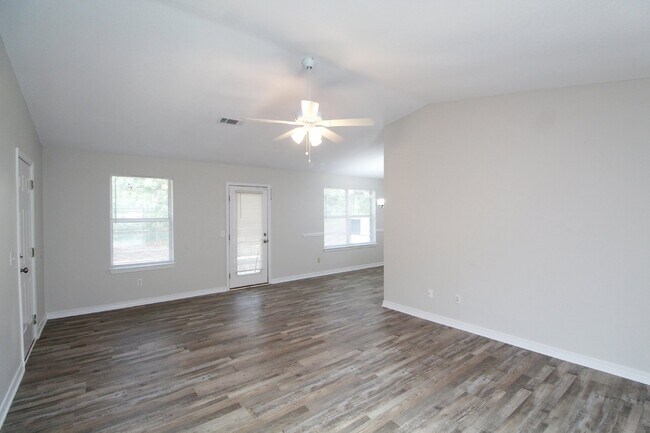 Foto del edificio - Southwest Pensacola Home – 3 Bedrooms, Gar...