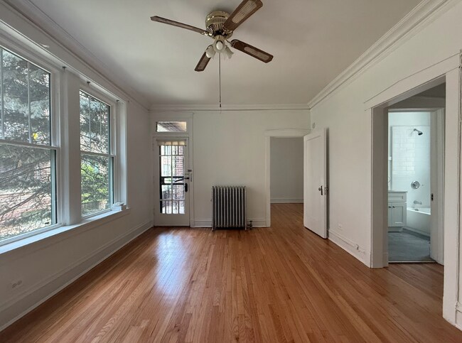 Foto del edificio - ?? Cozy 1BR Retreat in Hyde Park – Heat & ...