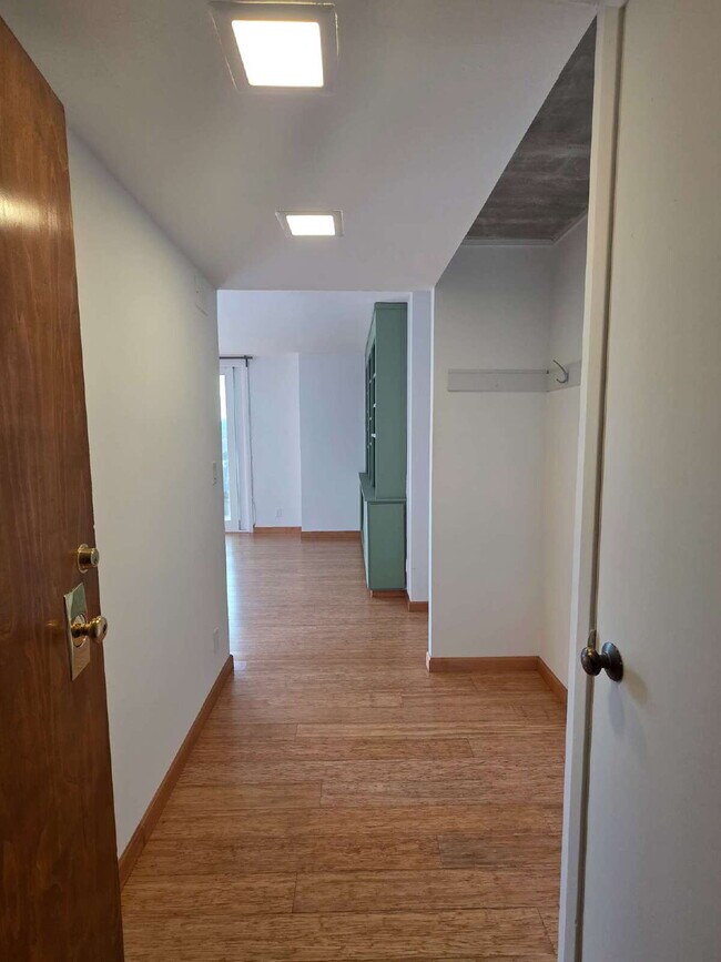 Foto del edificio - Super Spacious 1 Bedroom- Views of the City - Water and Garbage Included