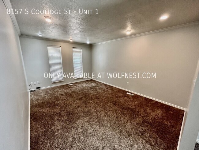 Building Photo - Amazing 3 Bedroom Midvale Top Floor Unit! ...