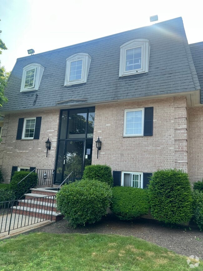 Building Photo - 500 Northshore Rd