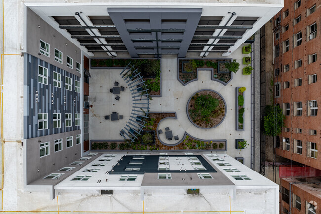 Courtyard - Vermont Corridor Apartments