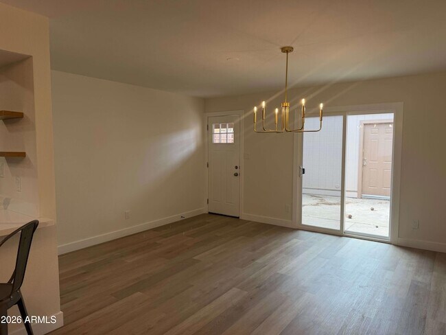 Foto del edificio - 943 N Revere
