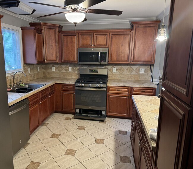 Building Photo - 3 bedroom, 2 1/2 bath beautiful home