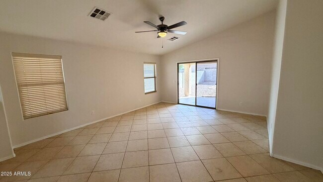 Foto del edificio - 45599 W Dirk St