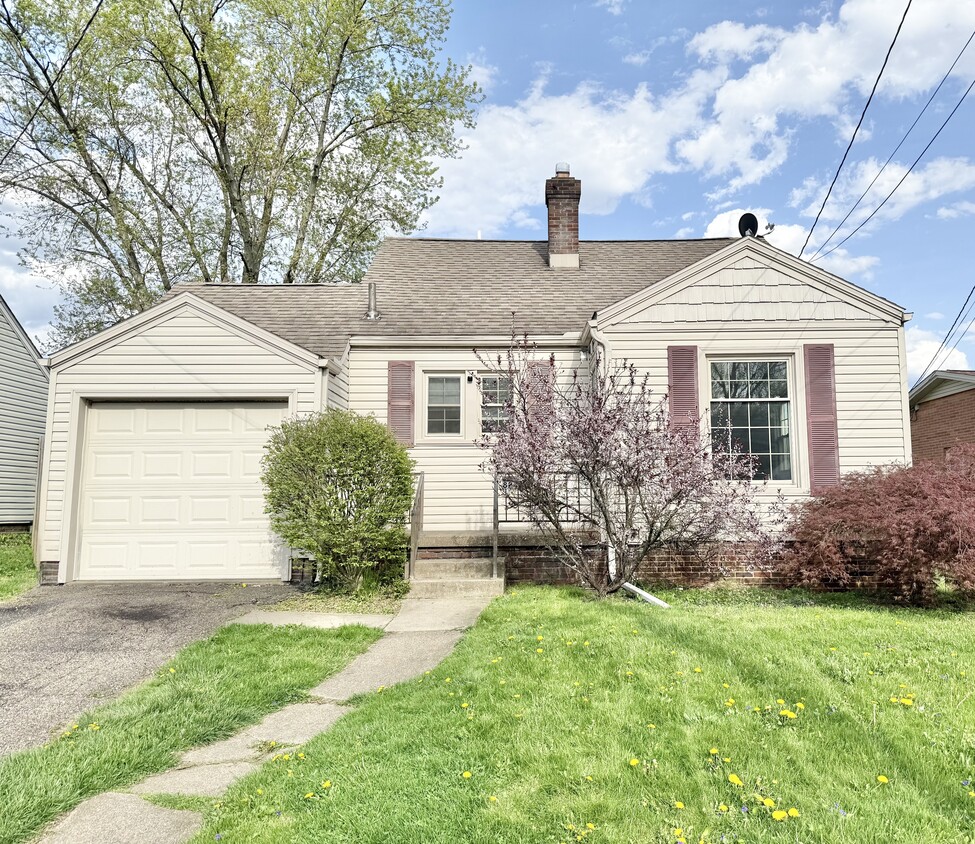 Foto principal - 824 Bellflower Ave NW