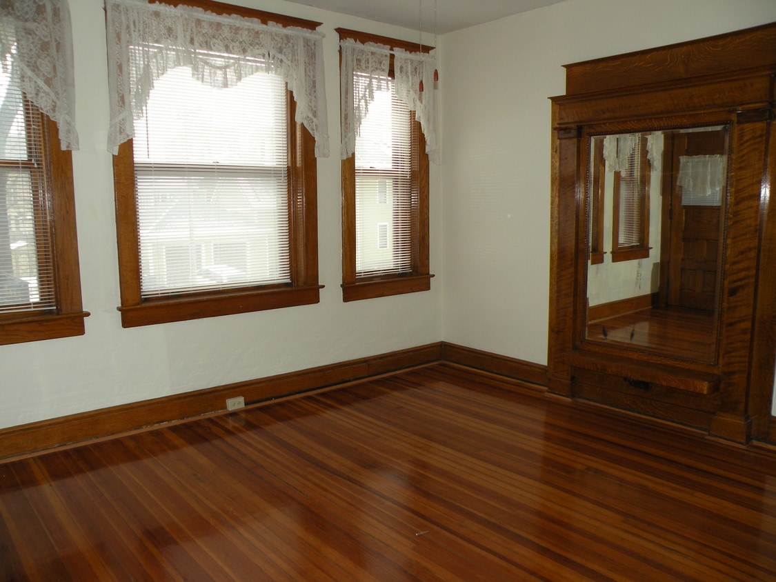 Primary Photo - 513 E Miller St