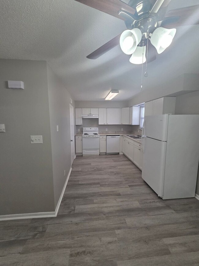 Foto del edificio - Beautifully Updated 2-Bedroom Townhome with Washer/Dryer Hookups!