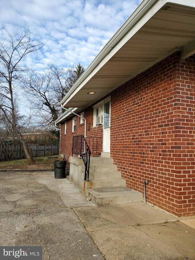 Primary Photo - 2444 Forest Green Rd