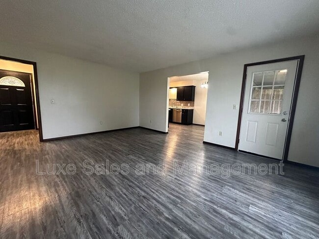 Building Photo - 533 N Davis Ave