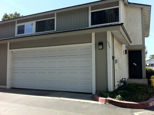 Townhouse Front 2 car garage - 609 S College Ave