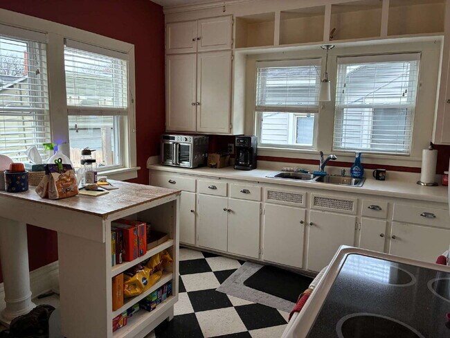 Foto del edificio - Beautiful 4+ Bedroom,1.5 Bathroom Home - Available June 1st