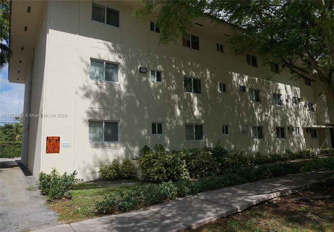 Building Photo - 1014 Salzedo St