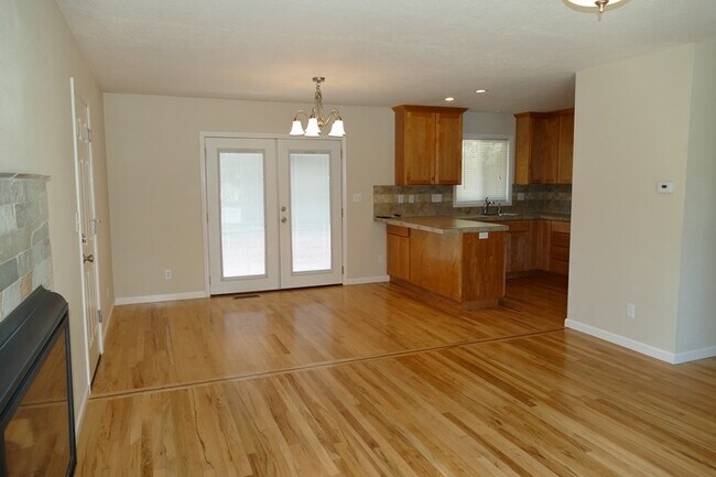 Foto del edificio - SE Garrett Dr - Milwaukie 3 bedroom with hardwood floors