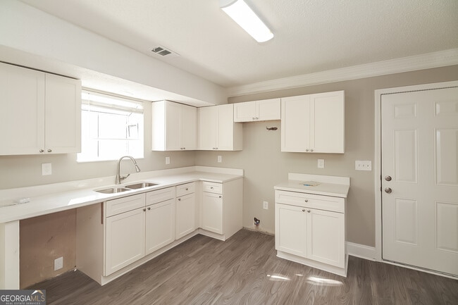 Building Photo - 2190 Surrey Trail