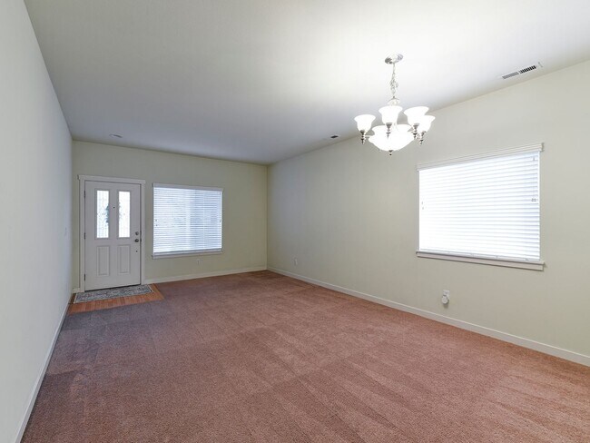 Foto del edificio - Available Now! Beautiful 4 Bedroom plus Bonus 2.5 Bath Kent East Hill