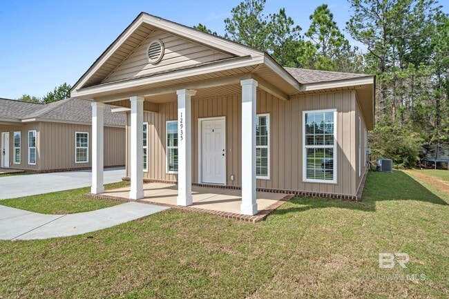 Building Photo - 33071 Stables Dr