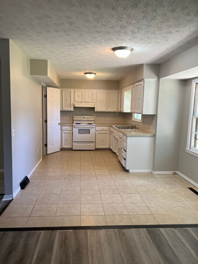 Foto del edificio - 3 bedroom 1.5 bathroom 2 car garage home a...