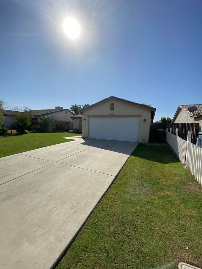 Building Photo - Charming 3 Bedroom Home For Rent