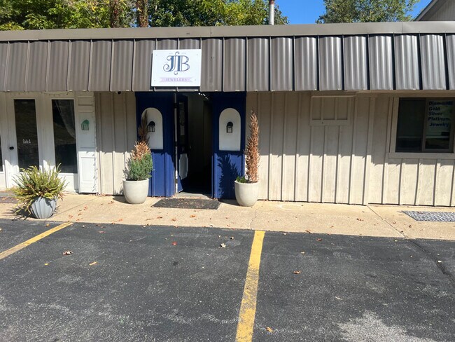 Building Photo - 627 Prospect Ave S