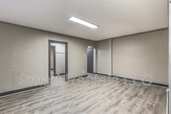 Foto del edificio - 807 Clara Ave