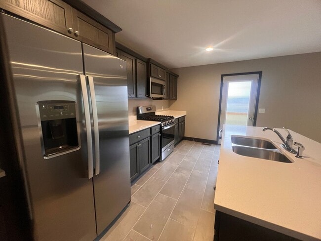 Foto del edificio - Four Bedroom Duplex in Caledonia!