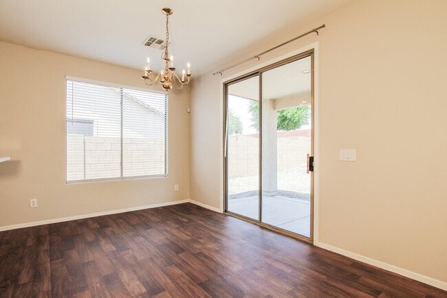 Foto del edificio - 10866 W Chase Ln