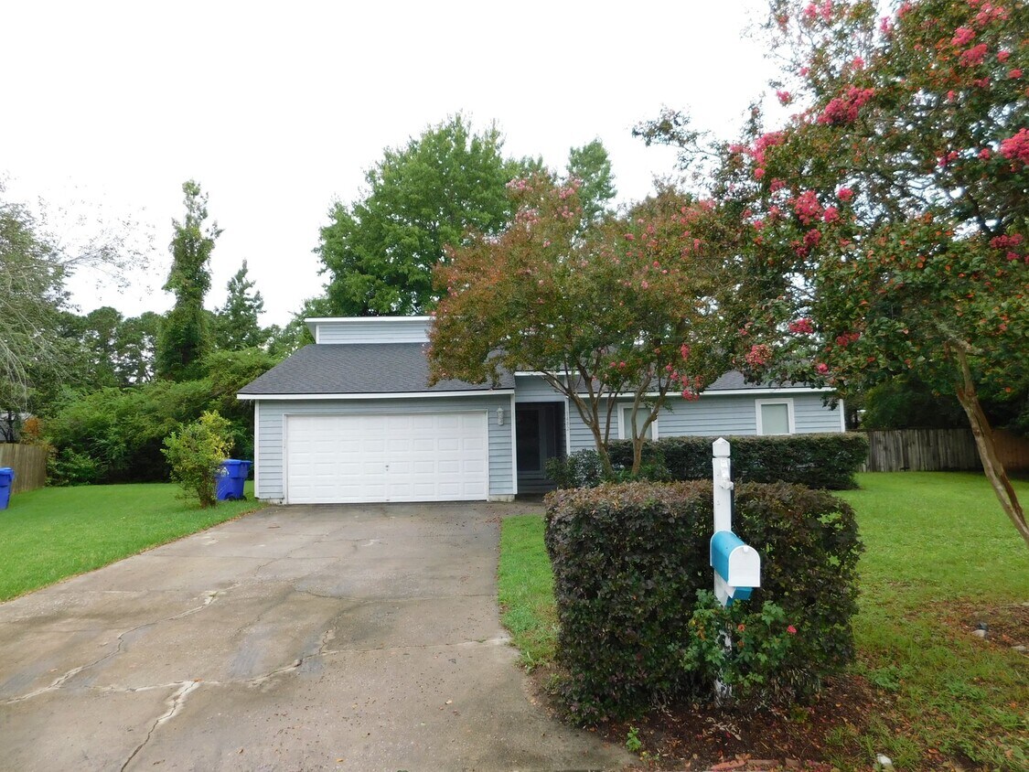 Primary Photo - "Charming 3-Bed Oasis with Cozy Fireplace in Mount Pleasant"