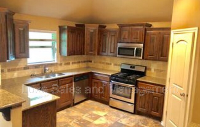 Building Photo - 2222 Brook Dr