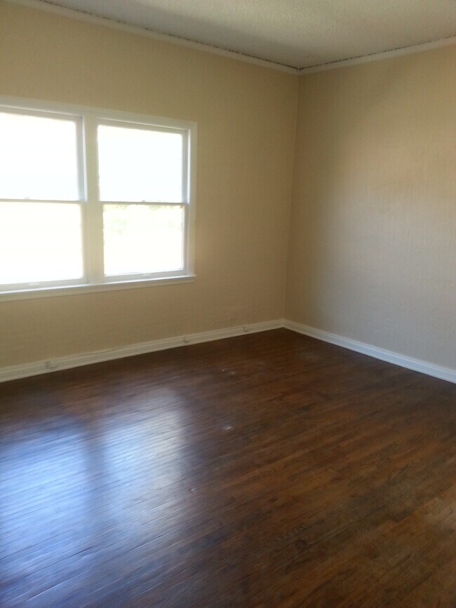 LIVING ROOM - 151 N Swall Dr