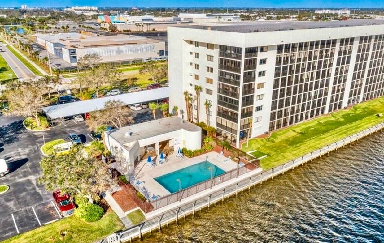 Water front with 2 pools - 250 S Sykes Creek Pky