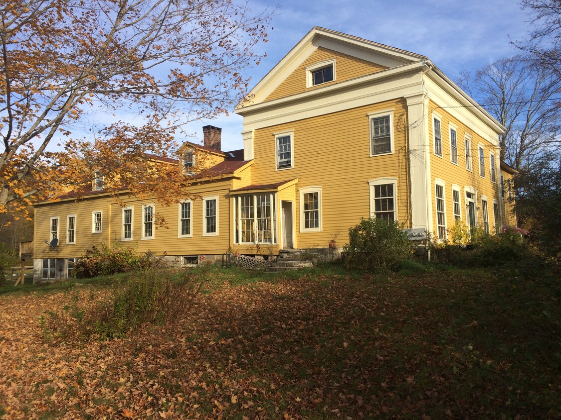 Main house. Apartment to the rear. - 935 N Main St