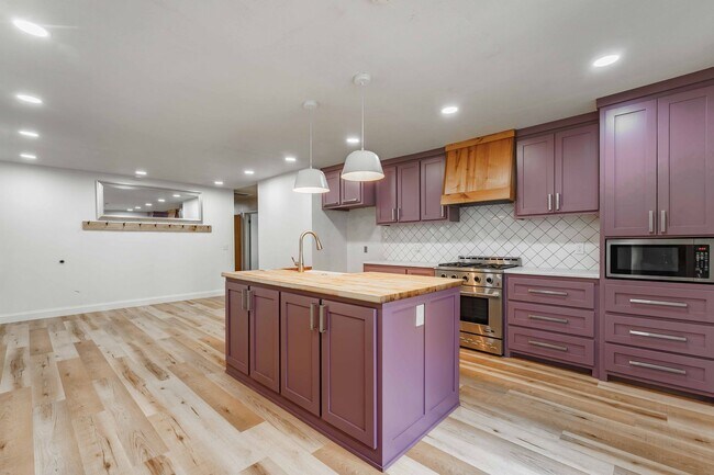 Foto del edificio - Charming 4-Bedroom Home with Spacious Yard...